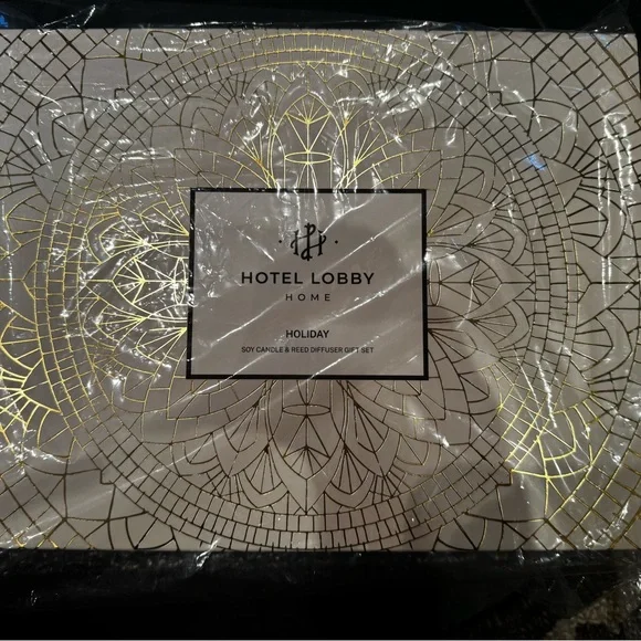 Holiday Gift Set - Hotel Lobby Home Holiday Soy Candle and diffuser set - Picture 3 of 4